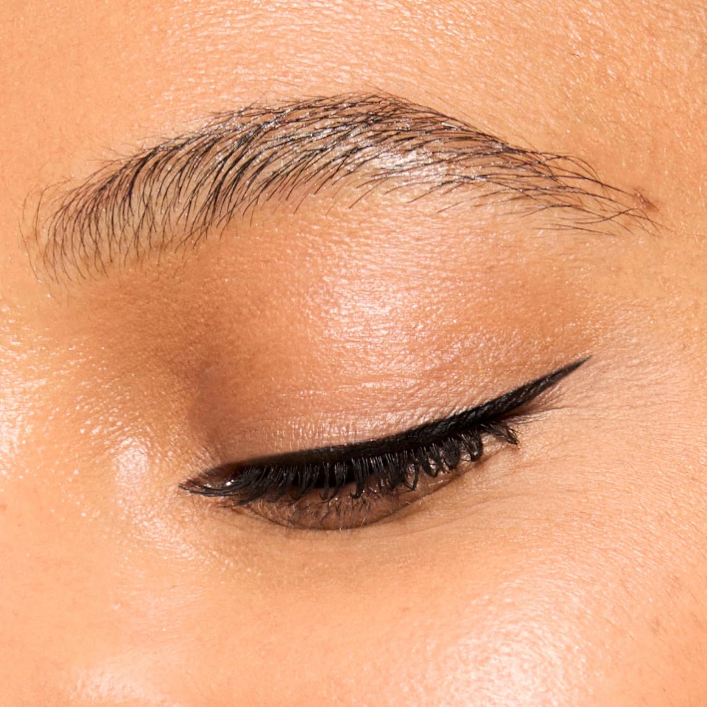 Honest Beauty Longlasting Liquid Eyeliner | Smudge + Flake Proof, Precise Application | Hypoallergenic, Vegan, + Cruelty Free | Black, 0.58 fl oz-Velvo Beauty