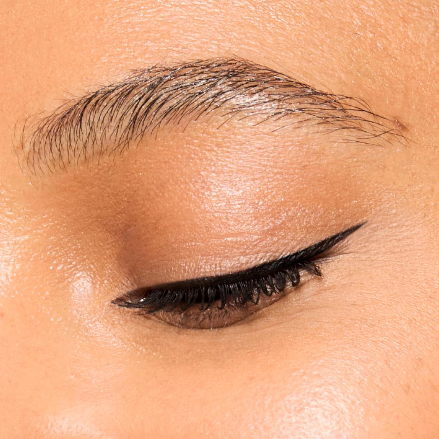 Honest Beauty Longlasting Liquid Eyeliner | Smudge + Flake Proof, Precise Application | Hypoallergenic, Vegan, + Cruelty Free | Black, 0.58 fl oz-Velvo Beauty